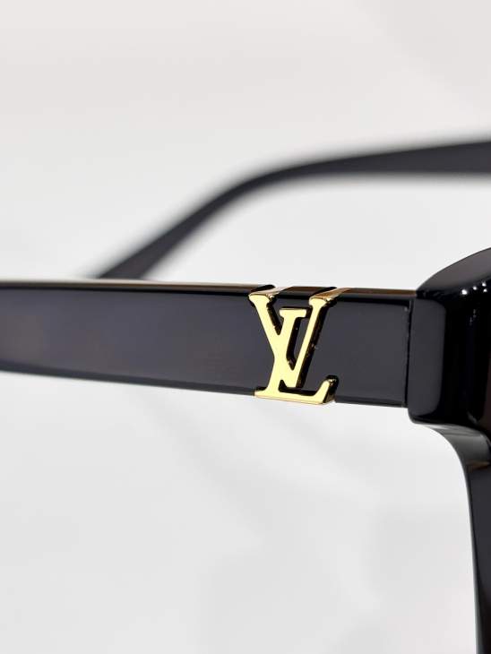 Picture of Louis Vuitton Sunglasses _SKUfw77668729fw